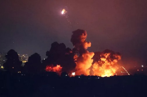 التوتر يبلغ ذروته.. قوات الاحتلال تشن هجومًا جويًا واسعًا على مواقع حساسة جنوبي لبنان