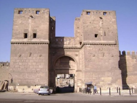 للأبواب حراس.. لماذا توجد أضرحة الأولياء على أبواب أسوار القاهرة القديمة؟