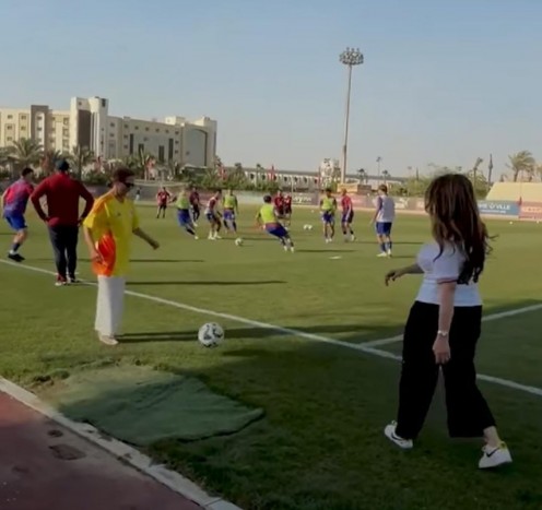 «مواجهة دبلوماسية» في مهارات كرة القدم بين سفيرتي أمريكا وكولومبيا ببطولة خوفو.. فيديو