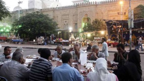 السيدة زينب ومائدة الرحمن.. بداية تقليد إسلامي خالد في مصر