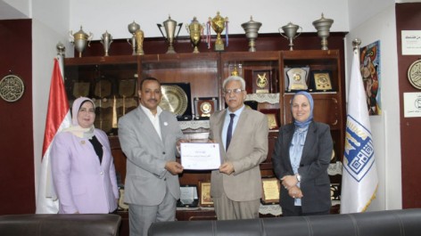 تكريم لجنة تحكيم تحدي القراءة العربي بالقاهرة 