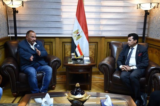 بالتنسيق مع الشباب والرياضة دمج ذوى الهمم مع الاصحاء في تدريبات السباحة بالغردقة 