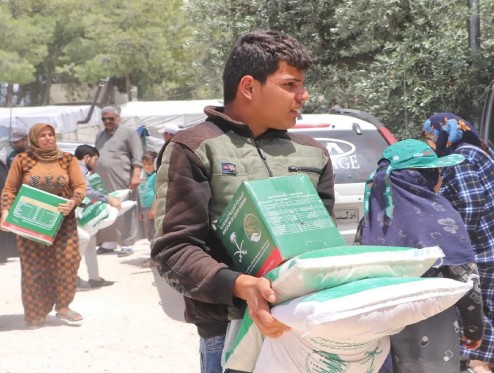 مركز الملك سلمان للإغاثة يوزيع مساعدات متنوعة للسكان المتضررين من الزلزال في سوريا