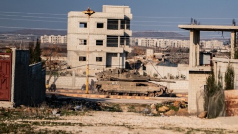 عبر دبابتين وعربات عسكرية.. توغل إسرائيلي جديد يثير التوتر في ريف القنيطرة جنوب سوريا