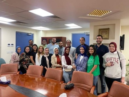 مدير مستشفي العلمين يكرم اطباء المستشفي ويستعرض الانجازات