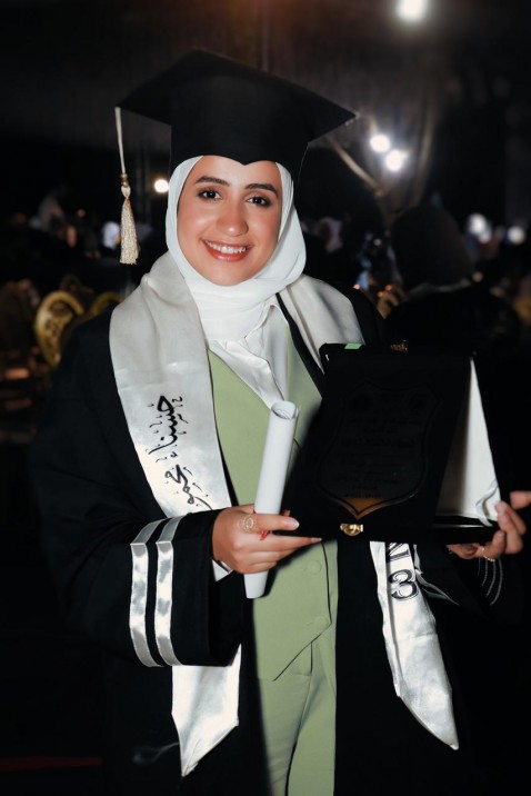 الكاتب الصحفي محمود سليم يهنئ الطالبة حسناء محمود حسين لحصولها على الليسانس من جامعة القاهرة