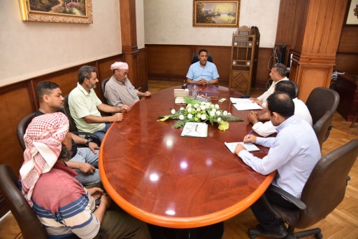 محافظ مطروح يلتقي الباعة  بسوق الخضار والفاكهة بمدخل المدينة 