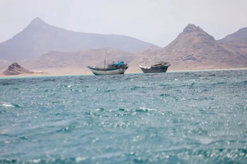 توسيع التصعيد في اليمن .. 3 قتلى في قصف الحوثي لسفينة تجاربة في باب المندب وقصف صاروخي لمأرب والمخا