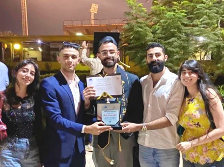 «عمر خالد العراقي».. صيدلي جديد يزين سجل العائلة بالتميز والتفوق