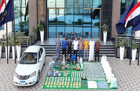 ضربة أمنية استباقية كبرى.. الداخلية تسقط تشكيلاً عصابياً وتضبط 320 ألف قرص مخدر ومواد خام بـ 900 مليون جنيه