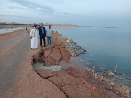 انهيار جزئي للجسر  الملاصق  لبركة المراقي بسيوة  نتيجة ظهور كهوف ملحية اسفل وتحرك عاجل لانقاذ الجسر 