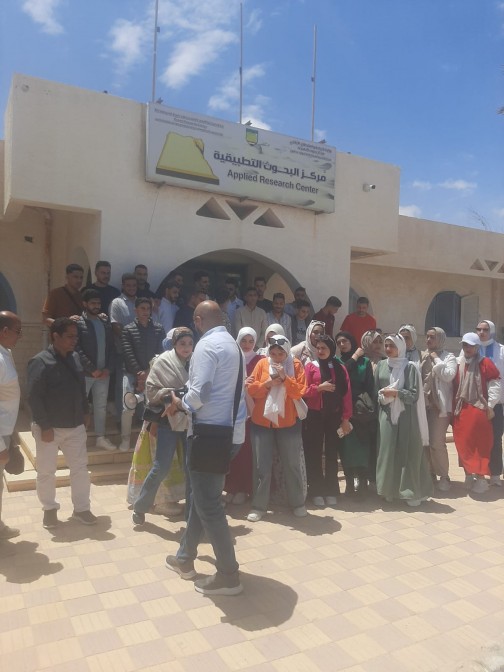 طلاب قسم الجغرافيا بكلية الآداب بجامعة دمياط يتفقدون الأنشطة البحثية بمركز التنمية المستدامة بمطروح