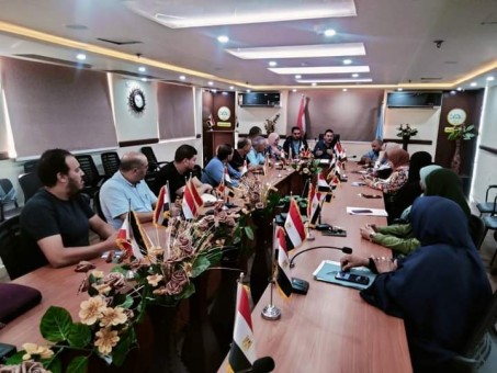 رئيس مدينة مرسى مطروح يعقد اجتماع مع مديري الادارات بمجلس المدينة لمتابعة سير العمل