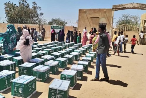 مركز الملك سلمان للإغاثة يوزع مساعدات إنسانية وسلال غذائية في السودان 