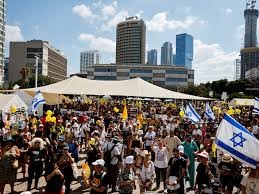 عائلات الأسرى الإسرائيليين تبدأ ”أسبوع التصعيد” وتحتج أمام منازل وزراء الحكومة