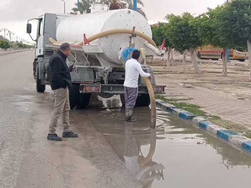 فرق الطوارئ تواصل جهودها في رفع تجمعات مياه الامطار  بمرسي مطروح