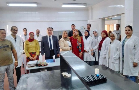 وكيل وزارة الصحة بمطروح يتابع تدريب العاملين بمعمل الأغذية بكتريولوجى تمهيداً لتشغيله ويتفقد اعمال المعمل المشترك .
