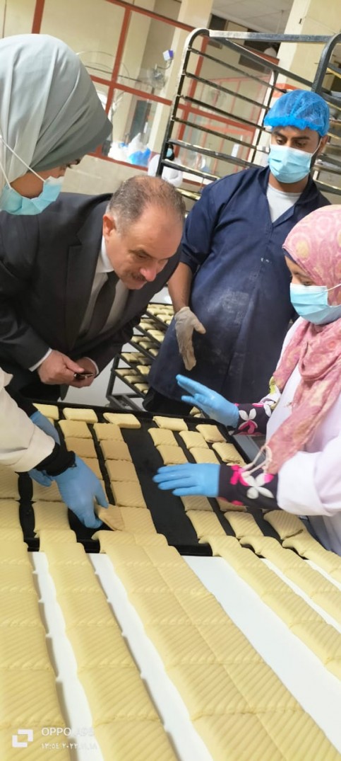 جولة تفقدية مفاجئة لسكرتير عام مطروح لمصنع الوجبة المدرسية بالكيلو ١٠