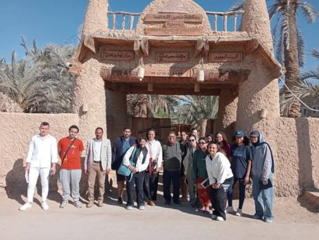 أعضاء هيئة التدريس والطلاب بكلية الهندسة المعمارية بالجامعة الفرنسية بالقاهرة  في زيارة لسيوة.