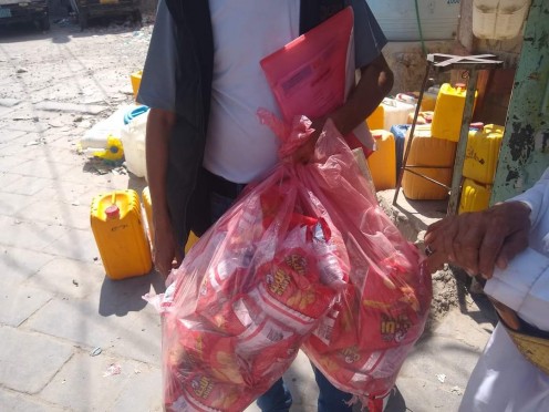 اليمن.. مكتب الصناعة بتعز يضبط وداهم مواد الغذائية فاسدة ومنتهية الصلاحية