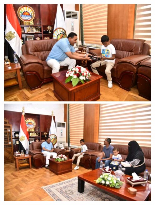 محافظ مطروح يهدي جهاز برايل للقراءة لطفل كفيف متفوق علميا