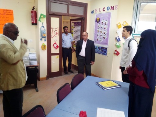 وكيل تعليم مطروح يفاجئ المدرسة النووية لمتابعة مسار الدراسة ويوجه إدارة المدرسة بمعالجة السلبيات فورا للارتقاء بمنظومة العمل بالمدرسة 