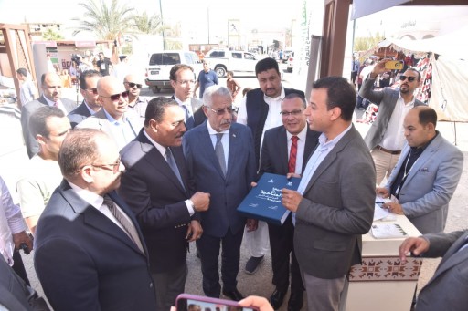محافظ مطروح يتفقد أجنحة معرض مهرجان التمور الدولى السابع للتمور بسيوة يرافقه الدكتور عبدالوهاب زايد امين عام جائزة خليفة الدولية لنخيل التمر والابتكار الزراعى