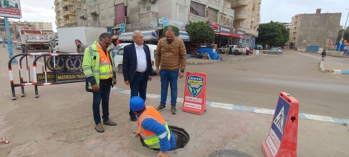 رئيس شركة مياه مطروح يتفقد فريق الأزمات والطوارئ